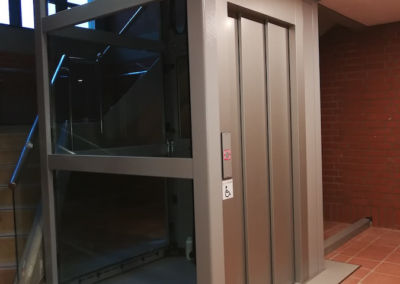 Hydraulischer Senkrechtlift im Rathaus Karlstein Kelleransicht
