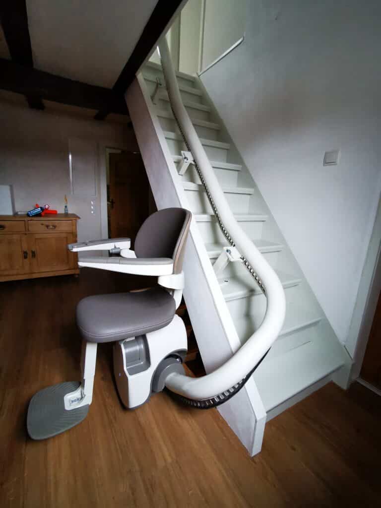 Treppensitzlift in steiler, enger Treppe